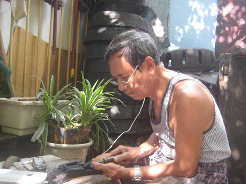 Người làm dép cao su duy nhất ở Hà thành ảnh 2 Người làm dép cao su duy nhất ở Hà thành, Tin tức trong ngày, dep cao su, dep bac ho, bo doi, nguoi lam dep cao su, dep lam tu lop xe, dep cao su in hinh ban do VN, bao tang Ho Chi Minh, xuong dep cao su, tin tuc, vn