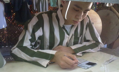 Lê Văn Luyện đang chăm chỉ lao động (sản xuất lông mi giả) trong trại.