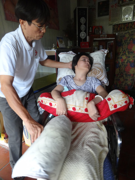 Ông Ngợi bên con gái phải sống đời thực vật suốt 6 năm nay