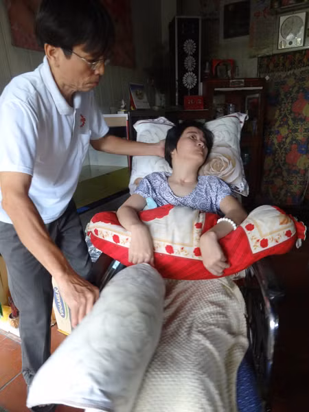 Ông Ngợi bên con gái phải sống đời thực vật suốt 6 năm nay
