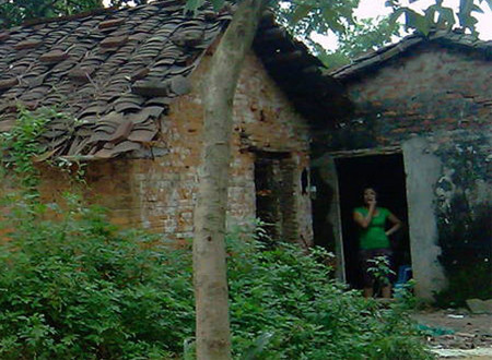 Những cô gái Việt buộc phải “hành nghề” trong những khu nhà tồi tàn như thế này ở Xám Cáo - (Ảnh: Quốc Việt) Những cô gái Việt buộc phải “hành nghề” trong những khu nhà tồi tàn như thế này ở Xám Cáo - (Ảnh: Quốc Việt)