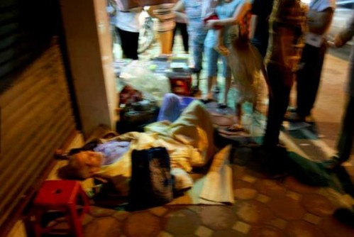Phan no chuyen cu ong 87 tuoi bi con vut ra duong