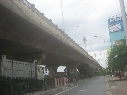 Bóng bay "kéo" nam thanh niên rơi khỏi cầu ảnh 2 Bóng bay "kéo" nam thanh niên rơi khỏi cầu, Tin tức trong ngày, roi khoi cau vinh tuy, nam thanh nien, cau vinh tuy, chum bong bay, bong bay, gio thoi, tin tuc, tin nhanh, tin hot, vn