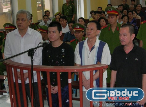 Các bị cáo Mười, Truyền, Tân, Hùng tại tòa.