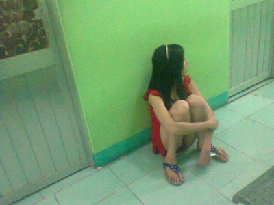 Các cô gái ăn mặc hở hang, ngồi đủ tư thế nhưng không biết ngại