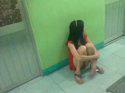 Các cô gái ăn mặc hở hang, ngồi đủ tư thế nhưng không biết ngại