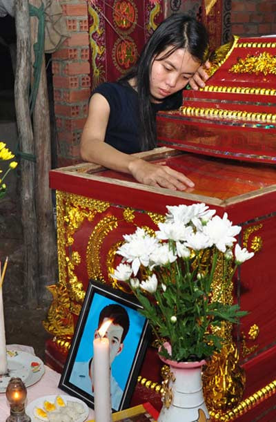 Đau thương sinh viên quên mình bắt cướp ảnh 1 Đau thương sinh viên quên mình bắt cướp, An ninh Xã hội, bat cuop, cuop giat, nguoi chet, tai nan giao thong, vu cuop, bao, tin tuc, tin an ninh