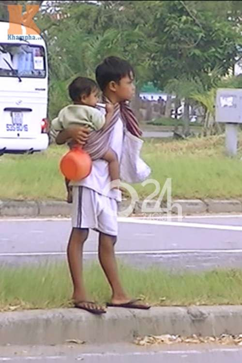 Cận cảnh nạn chăn dắt trẻ tại TP.HCM ảnh 2 Cận cảnh nạn chăn dắt trẻ tại TP.HCM, Tin tức trong ngày, chan dat tre an xin, tap doan an xin, an xin co to chuc, cai bang, to chuc cai bang, an xin o tphcm, an xin duong pho, bao, tin nhanh, tin hot, tin tuc, vn