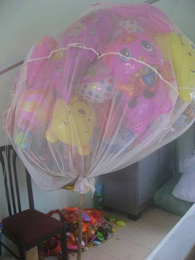 Bóng bay "kéo" nam thanh niên rơi khỏi cầu ảnh 1 Bóng bay "kéo" nam thanh niên rơi khỏi cầu, Tin tức trong ngày, roi khoi cau vinh tuy, nam thanh nien, cau vinh tuy, chum bong bay, bong bay, gio thoi, tin tuc, tin nhanh, tin hot, vn