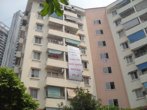 Ở chung cư tiền tỉ, uống nước cực độc ảnh 3 Ở chung cư tiền tỉ, uống nước cực độc, Tin tức trong ngày, nuoc nhiem thach tin, chung cu tien ti, nuoc nhiem doc, nhiem doc, nuoc sinh hoat, mau nuoc, khu chung cu, bao, tin tuc, tin hot, tin hay, vn