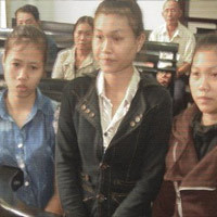 Bị cáo Hoa, Thúy và Ngân trước vành móng ngựa.