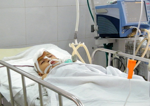 Cháu Quân đang được các bác sĩ theo dõi điều trị trong tình trạng nguy kịch. Ảnh: N.Đ Cháu Quân đang được các bác sĩ theo dõi điều trị trong tình trạng nguy kịch. Ảnh: N.Đ