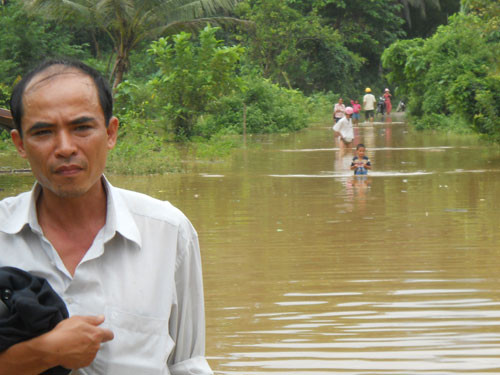 Đùng đùng động đất lúc nửa đêm ảnh 6 Đùng đùng động đất lúc nửa đêm, Tin tức Việt Nam, Tin tức trong ngày, dong dat o quang nam, dong dat, thuy dien song tranh 2, dong dat o bac tra my, tam chan, rung chan, dong dat lien tiep, thiet hai do dong dat, so tan dan, quan doi, tin tuc, tin hot, vn