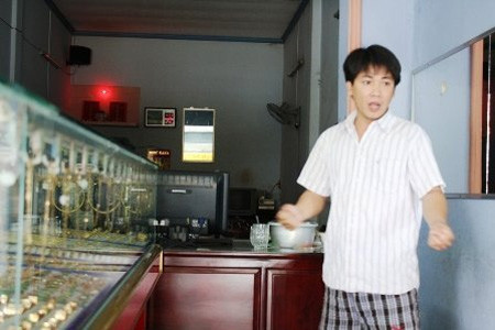 Vụ cướp tiệm vàng “độc và lạ” ở Sài Gòn, An ninh Xã hội, cuop tiem vang, lua dao, nguyen nhat quang, gia cong an, cuop vang, bao, bao cong an, bao an ninh, vn