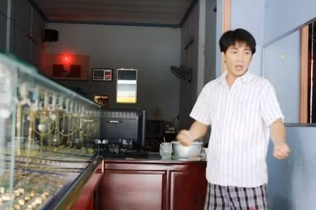 Vụ cướp tiệm vàng “độc và lạ” ở Sài Gòn, An ninh Xã hội, cuop tiem vang, lua dao, nguyen nhat quang, gia cong an, cuop vang, bao, bao cong an, bao an ninh, vn