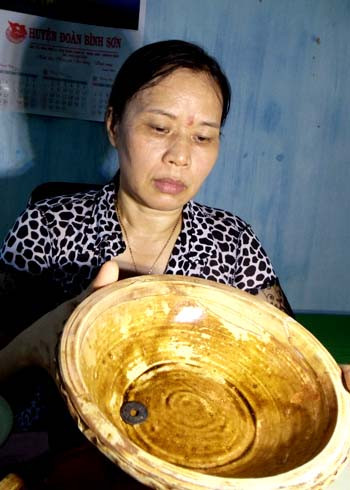 Bát gốm men nâu được thu giữ, đưa về Bảo tàng Quảng Ngãi. Ảnh: Trí Tín. Bát gốm men nâu được thu giữ, đưa về Bảo tàng Quảng Ngãi. Ảnh: Trí Tín.