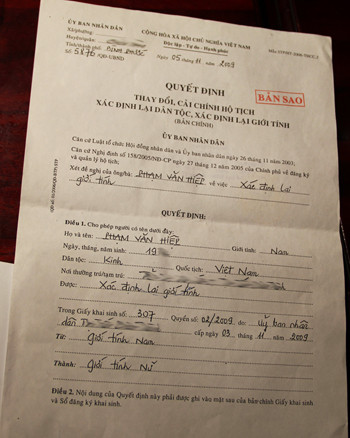 Quyết định "xác định lại giới tính" từ nam sang nữ do chính quyền địa phương cấp cho Trâm với tên cũ là Phạm Văn Hiệp (một số thông tin cá nhân được làm mờ theo yêu cầu của nhân vật). Ảnh: T.T. Chuyen doi nguoi chuyen gioi dau tien duoc cong nhan tai VN