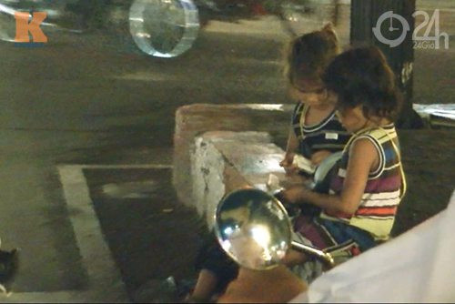 Cận cảnh nạn chăn dắt trẻ tại TP.HCM ảnh 10 Cận cảnh nạn chăn dắt trẻ tại TP.HCM, Tin tức trong ngày, chan dat tre an xin, tap doan an xin, an xin co to chuc, cai bang, to chuc cai bang, an xin o tphcm, an xin duong pho, bao, tin nhanh, tin hot, tin tuc, vn