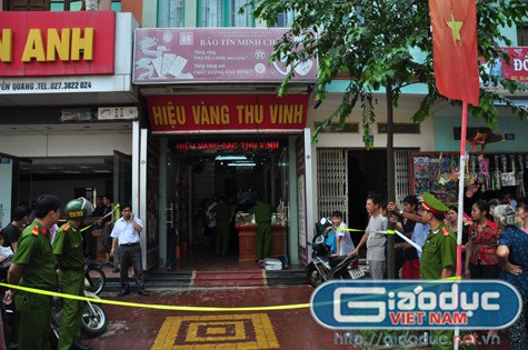 Cơ quan công an đang kiểm tra hiện trường, điều tra vụ việc (Ảnh: Anh Tuấn) Cơ quan công an đang kiểm tra hiện trường, điều tra vụ việc (Ảnh: Anh Tuấn)