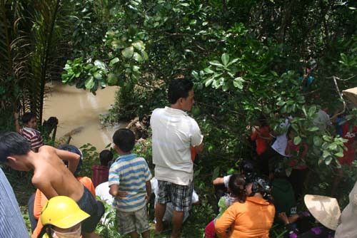 Nhiều người chầu trực tại điểm kênh được cho là nơi câu dính cua đinh để chờ con cua đinh khác nổi lên “đón bạn” - Ảnh Tiến Trình Nhiều người chầu trực tại điểm kênh được cho là nơi câu dính cua đinh để chờ con cua đinh khác nổi lên “đón bạn” - Ảnh Tiến Trình