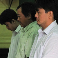 Các bị cáo đứng nghe Tòa tuyên án Các bị cáo đứng nghe Tòa tuyên án