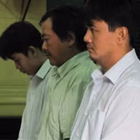 Các bị cáo đứng nghe Tòa tuyên án