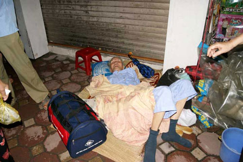 Đẩy bố ốm ra vỉa hè: Con ruột lên tiếng, Tin tức trong ngày, day bo ra via he, bo om, con ruot, bo me gia, bat hieu, chiem nha, bao, tin tuc, tin hot, tin hay, vn