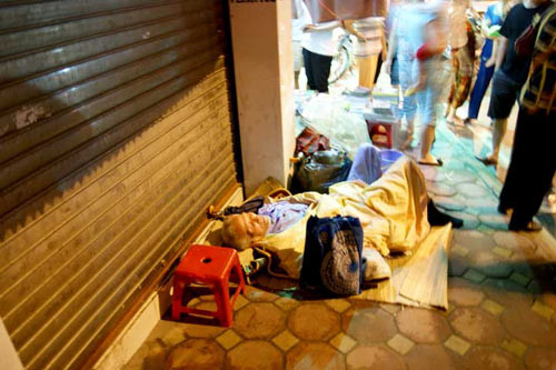 Đẩy bố ốm ra vỉa hè: Con ruột lên tiếng, Tin tức trong ngày, day bo ra via he, bo om, con ruot, bo me gia, bat hieu, chiem nha, bao, tin tuc, tin hot, tin hay, vn