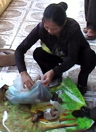 Bà Síu đang bày bán thịt khỉ giữa chợ