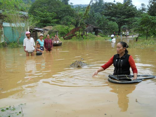 Đùng đùng động đất lúc nửa đêm ảnh 4 Đùng đùng động đất lúc nửa đêm, Tin tức Việt Nam, Tin tức trong ngày, dong dat o quang nam, dong dat, thuy dien song tranh 2, dong dat o bac tra my, tam chan, rung chan, dong dat lien tiep, thiet hai do dong dat, so tan dan, quan doi, tin tuc, tin hot, vn