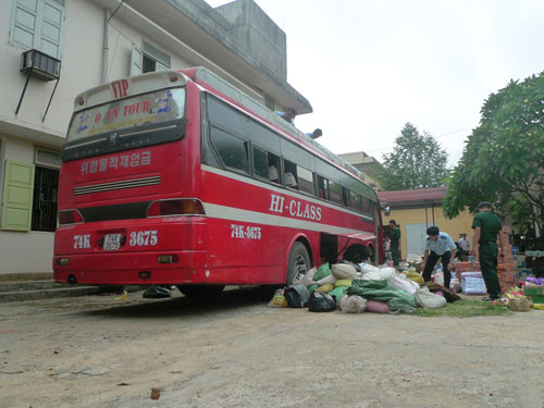Xe khách “nhốt” 4 bộ đội biên phòng, tông xe công an ảnh 1 Xe khách “nhốt” 4 bộ đội biên phòng, tông xe công an ảnh 1