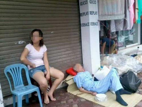Con đẩy bố ốm ra vỉa hè: Người mẹ công bố sự thật Con đẩy bố ốm ra vỉa hè: Người mẹ công bố sự thật