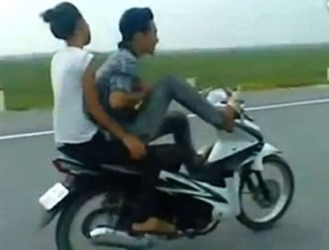 Trieu tap nam thanh nien lai xe may bang chan