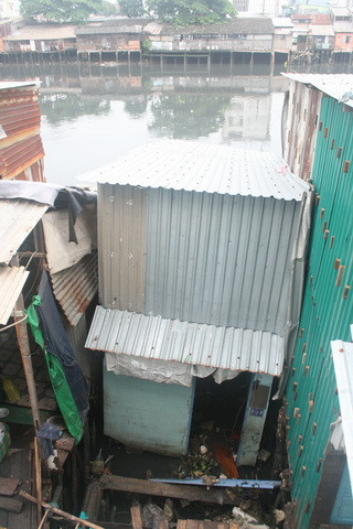 Hiện trạng căn nhà bị chìm xuống nước. Hiện trạng căn nhà bị chìm xuống nước.