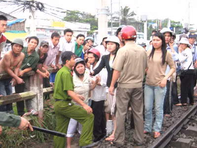 Một người đàn ông bị tàu hoả cán đứt cổ