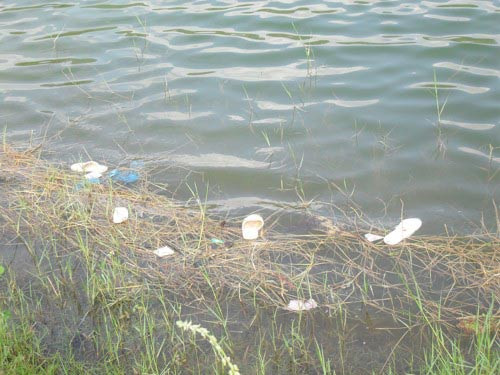 8 HS chết đuối: Xe máy chở xác con, Tin tức trong ngày, 8 nu sinh chet duoi, dai tang, nu sinh tam ho, chet duoi, hoc sinh, dam tang, dap tran Tuy Lai, tu nan, gia dinh nan nhan, tam song, tam ho, tin tuc, vn