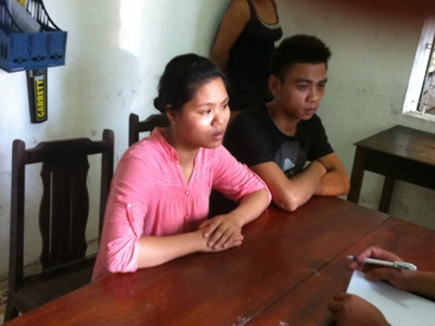 Vợ chồng Tuyết tại cơ quan công an Vợ chồng Tuyết tại cơ quan công an