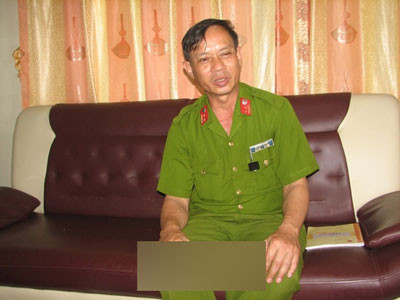 Trung tá Cao Đức Trung, người có hơn 30 năm công tác tại Trại giam số 3: “Bất cứ phạm nhân nào, dù có lưu manh, tàn độc đến đâu cũng phải run sợ khi đứng trước pháp luật, đứng trước những bản án nghiêm minh”. Trung tá Cao Đức Trung, người có hơn 30 năm công tác tại Trại giam số 3: “Bất cứ phạm nhân nào, dù có lưu manh, tàn độc đến đâu cũng phải run sợ khi đứng trước pháp luật, đứng trước những bản án nghiêm minh”.