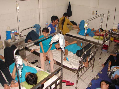 Cả ngàn công nhân ngất xỉu do tâm lý? ảnh 2 Cả ngàn công nhân ngất xỉu do tâm lý?, Tin tức trong ngày, ngo doc thu pham, cong nhan bi ngo doc, suat an cong nhan, benh vien, cap cuu, ngo doc hang loat, phong cap cuu, ve sinh an toan thuc pham, suat an tap the, xe cap cuu, ngo doc thuc an, tin tuc, vn