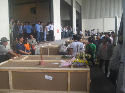 14 nạn nhân chết cháy ở Nga đã về nước ảnh 1 14 nạn nhân chết cháy ở Nga đã về nước, Tin tức trong ngày, chay o nga, xuong may, cong nhan, viet nam, nguoi lao dong, pho cong xa pari, cuu hoa, canh sat, pccc, khu nha xuong, tin tuc, tin nhanh, tin hot, vn