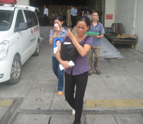 14 nạn nhân chết cháy ở Nga đã về nước ảnh 2 14 nạn nhân chết cháy ở Nga đã về nước, Tin tức trong ngày, chay o nga, xuong may, cong nhan, viet nam, nguoi lao dong, pho cong xa pari, cuu hoa, canh sat, pccc, khu nha xuong, tin tuc, tin nhanh, tin hot, vn