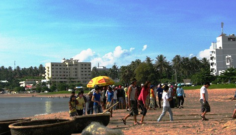 Người dân hiếu kỳ tập trung tại hiện trường gần nơi phát hiện thi thể Người dân hiếu kỳ tập trung tại hiện trường gần nơi phát hiện thi thể