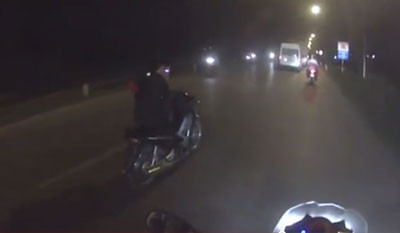 "Quái xế" ung dung lái xe bằng chân để "rảnh tay" nhắn tin.