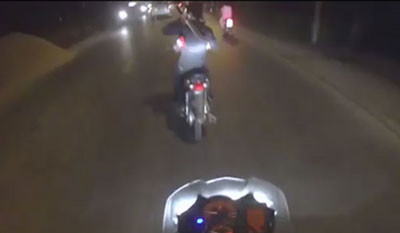 Thanh niên vác cây mã tấu dài không hề đội mũ bảo hiểm (Ảnh cắt từ clip)