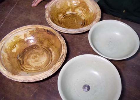 Bát gốm men nâu và men ngọc, cổ vật từ con tàu chìm ở vùng biển thôn Châu Thuận Biển, xã Bình Châu, huyện Bình Sơn cơ quan chức năng vừa thu giữ. Ảnh: Trí Tín. Bát gốm men nâu và men ngọc, cổ vật từ con tàu chìm ở vùng biển thôn Châu Thuận Biển, xã Bình Châu, huyện Bình Sơn cơ quan chức năng vừa thu giữ. Ảnh: Trí Tín.