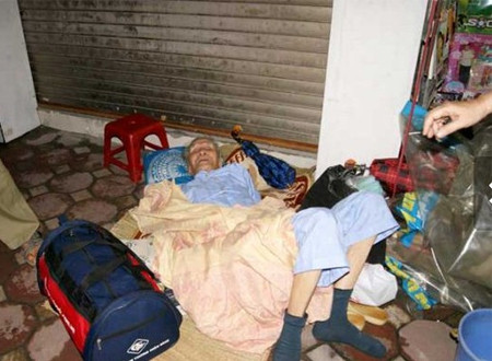 Cụ Nhân phải nằm vỉa hè, trời lúc nắng lúc mưa, dù ông vừa phải nằm viện hơn 2 tháng - (Ảnh: Phunutoday)