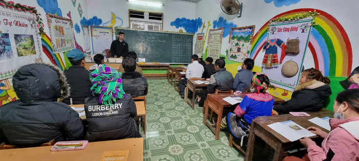 Lớp học xóa mù chữ thôn Chí Cà Thượng, xã Chí Cà, huyện Xín Mần, tỉnh Hà Giang. Ảnh: Phó Trưởng phòng Giáo dục và Đào tạo huyện Xín Mần cung cấp. Lớp XMC thôn Chí Cà Thượng, xã Chí Cà.jpg