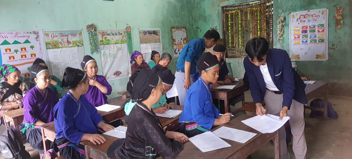 Đoàn kiểm tra của Phòng Giáo dục và Đào tạo huyện Xín Mần tiến hành kiểm tra lớp xóa mù chữ tại thôn Ngài Trò, xã Thu Tà. Ảnh: Phó Trưởng phòng Giáo dục và Đào tạo huyện Xín Mần cung cấp. PGD kiểm tra lớp XMC thôn Na Sai, xã Thèn Phàng.jpg