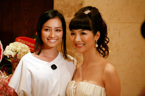 Trúc Diễm khá nhợt nhạt với mái tóc búi một cách hời hợt khi đi tiệc tùng Xem thêm: Tóc đẹp/ Váy đẹp/ Jeans đẹp/ Túi đẹp/ Giày đẹp Trúc Diễm khá nhợt nhạt với mái tóc búi một cách hời hợt khi đi tiệc tùng Xem thêm: Tóc đẹp/ Váy đẹp/ Jeans đẹp/ Túi đẹp/ Giày đẹp