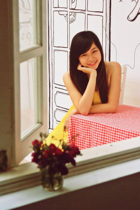 Teen girl 93 làm duyên bên khung cửa số. Nụ cười tươi hút hồn bao chàng trai. Teen girl 93 làm duyên bên khung cửa số. Nụ cười tươi hút hồn bao chàng trai.